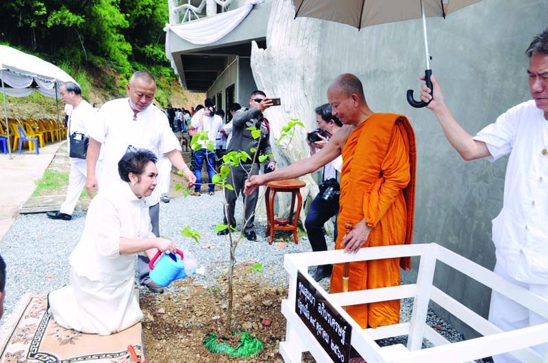 สุมนา อภินรเศรษฐ์ ปลูกต้นไม้เป็นที่ระลึกบริเวณสถานที่ประสูติ