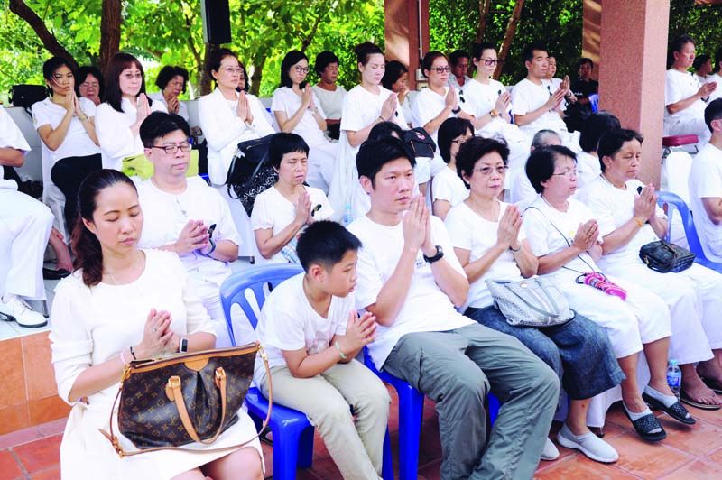 พุทธศาสนิกชนพร้อมใจสวมชุดขาวมาร่วมในพิธี
