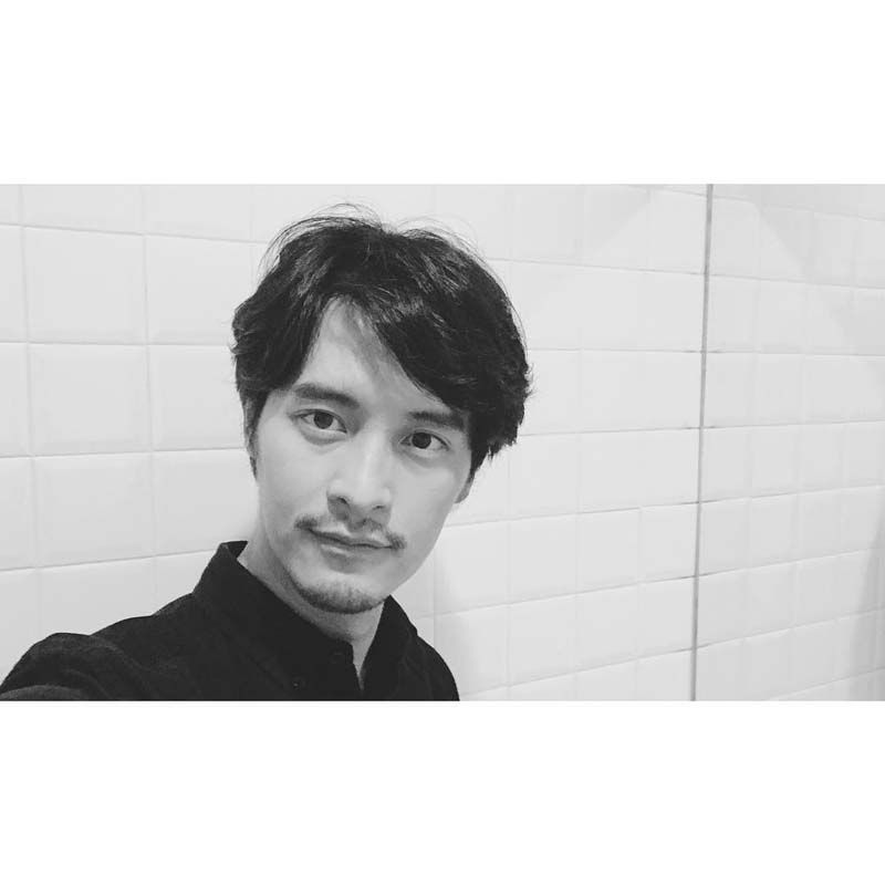 แก๊ป ธนเวทย์ สิริวัฒน์ธนกุล “สำหรับผม ในหลวงรัชกาลที่ 9 ทรงเป็นต้นแบบในหลายด้าน ทั้งด้านความวิริยะ อุตสาหะ ไม่ย่อท้อ ความพอเพียง ความกตัญญู การมุ่งแก้ไขปัญหาต่างๆ โดยคำนึงถึงส่วนรวมมากกว่าส่วนตนเป็นหลัก แต่สิ่งที่ผมได้เรียนรู้และนำมาเป็นแนวทางในการดำเนินชีวิตอย่างชัดเจนคือ การที่พระองค์ท่านใช้ชีวิตเรียบง่าย ไม่ฟุ้งเฟ้อ ประหยัด มัธยัสถ์ ดั่งภาพหลอดยาสีพระทนต์ที่เราติดตา หรือเรื่องราวฉลองพระบาทของพระองค์ท่านที่ได้นำไปให้ร้านรองเท้าซ่อม ทั้งที่สภาพเสียหายค่อนข้างมาก และหากเป็นบุคคลอื่นคงซื้อใหม่ไปแล้ว เราได้เห็นการใช้ทรัพยากรอย่างคุ้มค่า ไม่สิ้นเปลือง การลดการใช้ทรัพยากรและใช้เท่าที่จำเป็น ซึ่งนับเป็นพื้นฐานของแนวคิดความเป็นมิตรต่อสิ่งแวดล้อม สิ่งเหล่านี้มีผลต่อพฤติกรรมความเป็นมิตรต่อสิ่งแวดล้อมที่ผมมีทั้งในตนเองและในธุรกิจแบรนด์สินค้าที่ผมทำ”