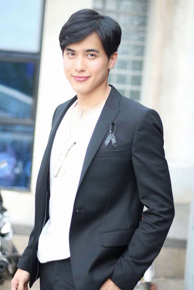 ดีเจโก้-วศิน อัศวนฤนาท “สำหรับผมเรื่องการเป็นนักดนตรีของพระองค์ท่าน ผมชื่นชอบมาก เพราะพระองค์ท่านมีพระอัจฉริยภาพทางด้านนี้มากๆ ทั้งแต่งเพลง คิดทำนอง รวมไปถึงการเล่นเครื่องดนตรีหลายๆ อย่าง ดูได้จากที่พระองค์แต่งเพลงพระราชนิพนธ์ แต่ละเพลงต้องบอกว่าเป็นเพลงที่สุดยอดทั้งนั้น ผมจึงน้อมนำเอาเรื่องนี้มาเป็นแบบอย่าง อยากสร้างความสุขให้กับคนรอบข้างด้วยเสียงเพลง อยากให้คนที่ฟังเพลงของเราแล้วมีความสุข อยากทำทุกอย่างให้เก่งขึ้นเรื่อยๆ และไม่หยุดพัฒนาตัวเอง”