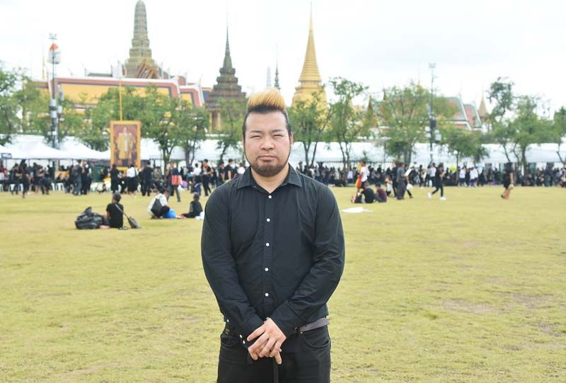 ดีเจแจ็คไรเดอร์ ชนัตพล สังสิทธิเสถียร “ยึดในหลวงรัชกาลที่ 9 เป็นต้นแบบของพ่อผู้เป็นครู ครูผู้ให้ความรู้จากประสบการณ์จริง ทำให้เห็นเป็นตัวอย่าง จากโครงการพระราชดำริ กว่า 4,000 โครงการ ประชาชนของพระองค์จึงมีอาชีพ ลืมตาอ้าปากและเลี้ยงตนเองเลี้ยงครอบครัวได้อย่างยั่งยืน ตัวผมเองพอที่จะมีประสบการณ์ในการพูดจากอาชีพดีเจ ทุกครั้งที่มีน้องๆ นักศึกษา หรือพี่ๆ จากหน่วยงานต่างๆ อยากให้ผมไปถ่ายทอดประสบการณ์ ผมเต็มใจและเต็มที่ทุกครั้ง โดยหวังเพียงให้คนที่ได้ฟัง นำไปต่อยอด ปรับปรุง พัฒนาตัวเองจนกลายเป็นคนที่มีความสามารถในการพูดที่ดีขึ้น หรือนำไปประกอบอาชีพเลี้ยงดูตัวเองและคนในครอบครัวได้ แม้จะเป็นเพียงสิ่งเล็กๆ แต่ผมก็ภูมิใจทุกครั้งที่ได้ทำ และตั้งใจทำต่อไป”