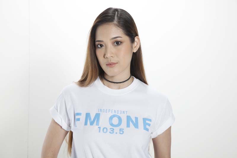 ดีเจต้อง ศุภัชญา รื่นเริง “หลักคำสอนของในหลวงที่ยึดมั่นและปฏิบัติมาโดยตลอด ก็คือ การทำความดี ในหลวงท่านตรัสไว้ว่า การทำดีนั้นทำยากและเห็นผลช้า แต่ก็จำเป็นต้องทำ เพราะหาไม่ความชั่วซึ่งทำได้ง่าย จะเข้ามาแทนที่และจะพอกพูนขึ้นอย่างรวดเร็วโดยไม่ทันรู้สึกตัว แต่ละคนจึงต้องตั้งใจและเพียรพยายามให้สุดกำลัง ในการสร้างเสริมและสะสมความดี เพราะต้องเชื่อว่า ถ้าเรามุ่งมั่นทำความดี วันหนึ่งข้างหน้าหากเราต้องเจอเรื่องที่แย่ที่สุดในชีวิต แต่ด้วยอานิสงส์ของการทำความดี จะทำให้เราผ่านพ้นปัญหาและอุปสรรค และหาทางออกให้กับปัญหาที่เกิดขึ้นได้อย่างแน่นอน”
