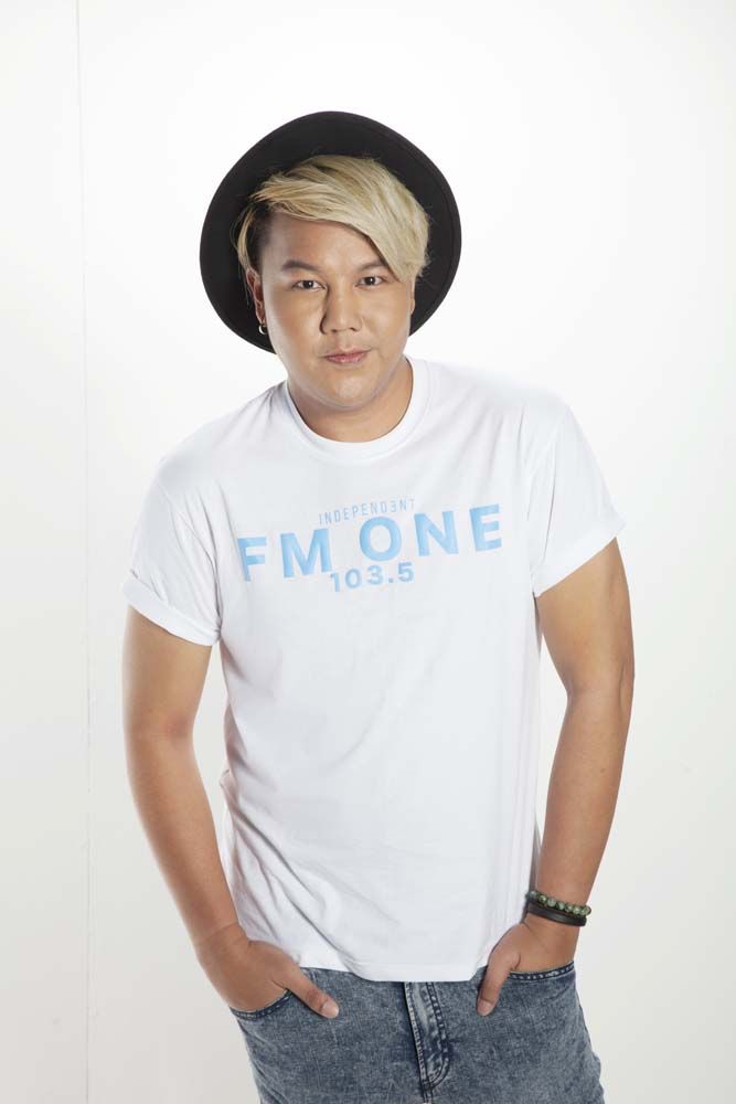 ดีเจบอมบ์ โทณะวณิก “บอมบ์ขอเลือกหนึ่งในเรื่องที่ใกล้ตัวนั่นก็คือเรื่องของดนตรี อย่างที่ทราบกันว่าในหลวงรัชกาลที่ 9 ท่านทรงเป็นคีตกวีและนักดนตรีที่ชาวโลกยกย่อง สมกับที่พสกนิกรชาวไทยน้อมเกล้าน้อมกระหม่อมถวายพระราชสมัญญาว่า อัครศิลปิน บอมบ์มีโอกาสได้ติดตามและฟังเพลงพระราชนิพนธ์ของท่านมาโดยตลอด ทุกครั้งที่ได้เปิดฟังเพลงของท่าน จะทำให้รู้สึกว่าทุกเพลงล้วนมีความหมายและมีคุณค่าทั้งสิ้น ไม่อยากให้เพลงพระราชนิพนธ์ของท่านหายไปจากใจคนไทย อยากจะเดินตามรอยเท้าท่าน ฝึกร้องและฟังอยู่เป็นประจำ ต่อไปในภายภาคหน้าก็จะสอนให้ลูกหลาน ได้ฝึกเล่นเพลงหรือร้องเพลงของในหลวงรัชกาลที่ 9 ด้วยครับ”