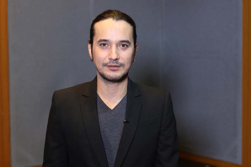 เดวิด อินธี “สำหรับผม เมื่อเราถึงจุดจุดหนึ่งของชีวิต เราก็จะเริ่มหันมาถามตัวเองว่าชีวิตที่แท้จริงของเรา เราต้องการอะไรกันแน่ ชื่อเสียง เงินทอง มีคนรักมากมาย หรือหันหลังกลับไปใช้วิตแบบพออยู่พอกิน ที่บ้านเกิดดีซึ่งผมขอเลือกอย่างหลังแต่ก็ไม่ทิ้งสิ่งที่ผมรักคือการร้องเพลง เรียกได้ว่าทำทั้งสองอย่าง ควบคู่กันไป โดยไม่ทำให้ใครเดือดร้อน ซึ่งทุกวันนี้ตัวผมเองทำเกษตรอยู่ มีทั้งปลูกข้าว ปลูกผัก แล้วก็มีเลี้ยงปลาด้วย ผมก็ยึดหลักเกษตรทฤษฎีใหม่ที่ได้ศึกษาเรียนรู้และซึบซับมาจากพระองค์ท่าน มาปรับใช้ในชีวิตประจำวันด้วยครับ”