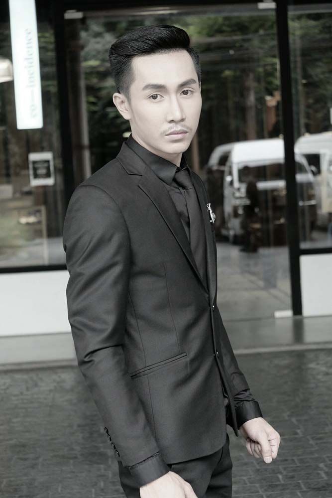 ตรี ชัยณรงค์ “ในหลวงรัชกาลที่ 9 ทรงสอนเรื่องความพอเพียงครับ มีเท่าไหร่ก็ใช้เท่านั้น มีน้อยก็ใช้น้อย มีมากก็ใช้น้อย ควรที่จะเก็บหอมรอมริบ แต่ในขณะเดียวกันก็ต้องเป็นผู้ให้ รู้จักแบ่งปันให้กับคนที่ด้อยโอกาสกว่าเรา แต่ของตรีที่สามารถทำได้ในตอนนี้ คือสร้างความสุขให้กับผู้อื่นด้วยเสียงเพลง เพราะถ้าคนที่เรามอบความสุขให้เขา แล้วเขายิ้มรับ มันจะทำให้ตรีมีความสุขมากยิ่งๆ ขึ้นไปอีก และตรีขอสัญญาว่า เมื่อมีโอกาสไม่ทางใดก็ทางหนึ่ง ตรีจะขอเป็นผู้ให้และรู้จักแบ่งปันให้กับคนที่ด้อยโอกาสกว่าเราตลอดไปครับ”