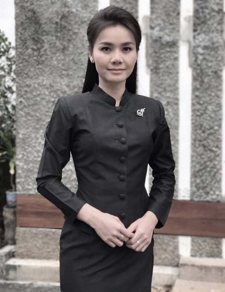 ต่าย อรทัย “หลักคำสอน “ชีวิตพอเพียง” เป็นสิ่งที่ทำให้ชีวิตเรากลับมาอยู่ตรงกลางได้ และยังเป็นสิ่งที่คอยสร้างแรงบันดาลใจให้เรา คอยเตือนว่าเราเป็นใคร มาจากไหน สู้ชีวิตมายังไง ถึงมีวันนี้ได้ เพราะคำว่า “พอเพียง” คำเดียวเลยค่ะ ที่ทำให้ทั้งตัวต่ายเอง และใครอีกหลายคน มีสติ เวลาที่เราจะทำอะไรนอกลู่นอกทาง เพียงแค่เราพอเพียงอย่างเพียงพอ ตามหลักของพ่อหลวง แค่นี้ก็สุขใจแล้วค่ะ”