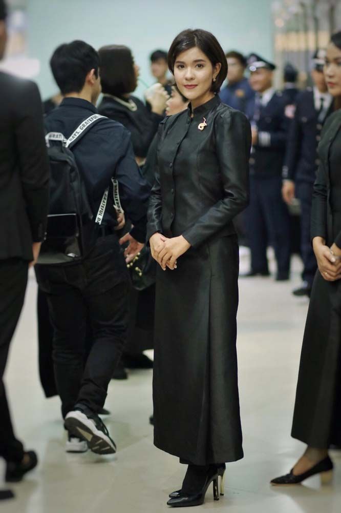 เปาวลี พรพิมล “เปาเป็นลูกชาวไร่ชาวนาค่ะ มีโอกาสได้ศึกษาเรื่องเกษตรอินทรีย์และโครงการต่างๆ ที่ในหลวงรัชกาลที่ 9 ท่านคิดไว้ พอมีโอกาสได้ลงมือทำจริงๆ รู้สึกว่าตอนแรกๆ มันเหนื่อยมากเลย และคนอื่นก็ไม่เข้าใจว่าจะทำไปทำไม พอผ่านไปหลายๆ ปี เราเห็นผลผลิตออกดอกออกผล เราก็รู้สึกภูมิใจมากว่า สิ่งที่ท่านสอนมันใช้ได้หมดจริงๆ ค่ะ”