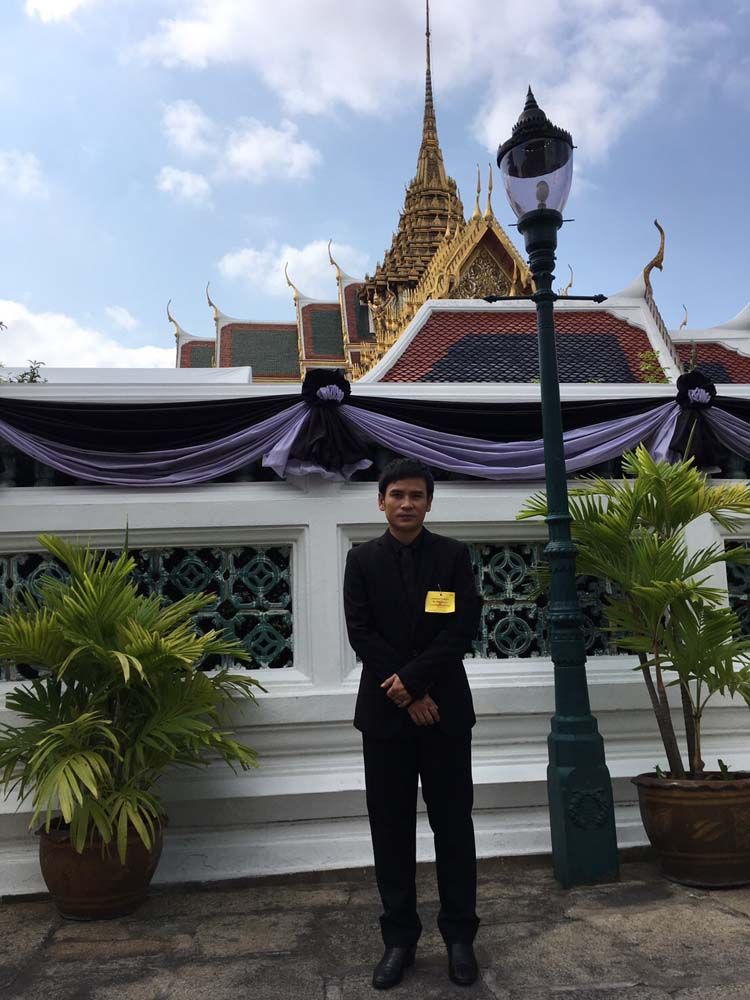 ไผ่ พงศธร “ส่วนตัวผมก็พอใจในสิ่งที่เรามี ทำสิ่งที่มีให้เป็นประโยชน์ เราก็จะใช้ชีวิตอย่างมีความสุข และเมื่อเรามีความสุขอย่างเปี่ยมล้นแล้ว เราก็สามารถแบ่งปันความสุข แบ่งปันรอยยิ้ม โดยไม่หวังสิ่งตอบแทนให้กับคนรอบข้างและคนอื่นๆ ได้ เมื่อคนรอบข้างและคนอื่นๆ มีความสุขจากสิ่งที่เราแบ่งปัน เราก็จะยิ่งมีความสุขมากยิ่งขึ้น ซึ่งสิ่งนี้ผมก็น้อมนำมาจากพระองค์ท่าน ที่ท่านทรงงานหนักเพื่อลูกๆ 70 ล้านคน เพื่อหวังแค่ให้ลูกๆ ของท่านอยู่สุขสบาย”