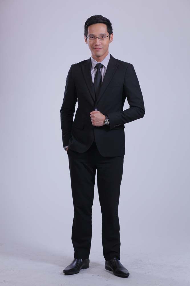 โมไนย เย็นบุตร (ผู้ประกาศข่าว Smart News ช่องทรูโฟร์ยู 24) “การทำหน้าที่ของสื่อมวลชน ผมมีความตั้งใจอยากที่จะทำให้สังคมเป็นสังคมที่ดีขึ้น แต่บางครั้งที่การทำงานของเราอาจจะไม่ได้มีใครมองเห็น ไม่ได้มีใครมาชื่นชม จนบางครั้งอาจจะทำให้รู้สึกท้อแท้หมดกำลังใจ แต่ผมจะนึกถึงภาพของพระองค์ท่านที่ทรงงานอย่างหนักไม่ว่าจะยากลำบาก หรือต้องไปในถิ่นทุรกันดาร พระองค์ท่านไม่เคยเหน็ดเหนื่อย ไม่เคยหยุด ยังทรงงานหนักเพื่อส่วนรวมอย่างแท้จริง ซึ่งสิ่งนี้เองทำให้ผมนึกถึงเรื่องราวของพระองค์ท่านที่ได้พระราชทานพระเครื่องให้กับผู้ที่เคยถวายงาน และพระราชทานพระบรมราโชวาทว่า ให้ทุกคนปิดทองข้างหลังพระไปเรื่อยๆ แล้วทองจะล้นออกมาที่หน้าพระเอง เรื่องนี้จึงเป็นที่ยึดเหนี่ยวและเป็นแรงบันดาลใจให้ผมยังคงทำหน้าที่สื่อมวลชนต่อไปถึงแม้จะไม่มีใครเห็นสิ่งที่เราทำ แต่เชื่อว่าสักวันความตั้งใจของเราจะปรากฏออกมา ขอเพียงผู้ชมและสังคมได้รับจากสารประโยชน์จากการทำงานของเรา เพียงเท่านั้นผมก็รู้สึกพอใจมากแล้ว”