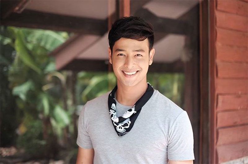 ไวท์ สยามรัฐ บัวเจริญ “พระองค์ทรงเป็นต้นแบบของผมในเรื่องการใช้ชีวิตอย่างพอเพียงครับ เวลาที่เราได้มา เราต้องรู้จักแบ่งสัดส่วนให้ดีครับ สมมุติได้มา 100 บาท อาจจะใช้สัก 70 ก็ได้ เก็บไว้ 30 เผื่อเราเดือดร้อนอะไรขึ้นมา จะได้หยิบตรงนี้มาใช้ ไม่ต้องไปเดือดร้อนผู้อื่นครับ”