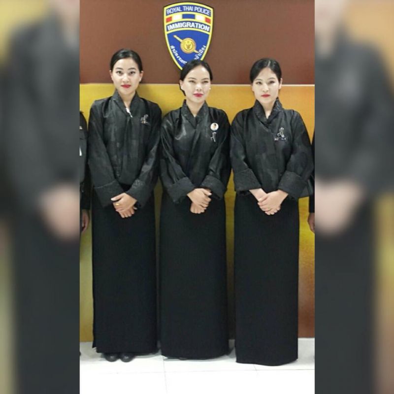 ชุดฟอร์มของลูกเรือสายการบินภูฏานเมื่อวันที่ 26 ตุลาคม เที่ยวบินมายังประเทศไทย