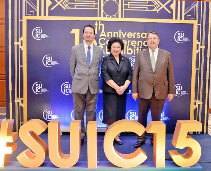 (ซ้าย) Mr.David Roberts, ผศ.ดร.สมพิศ ขัตติยพิกุล และ Mr.Alain Sebban