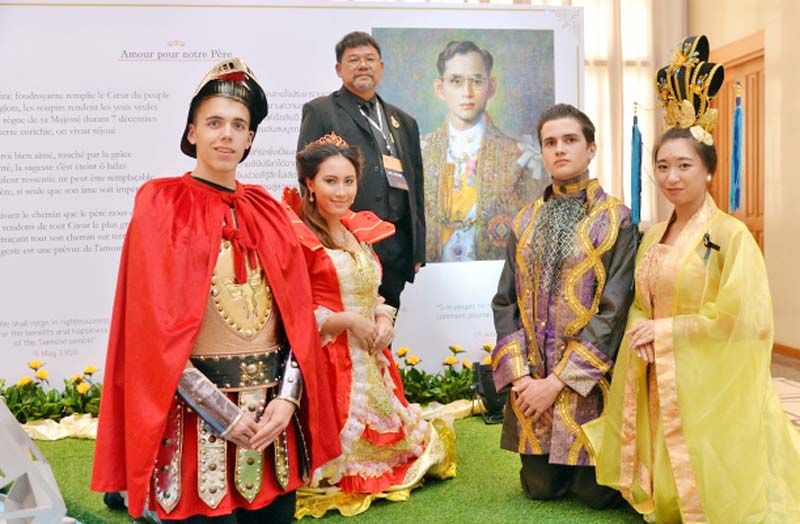 ดร.พิเชฐ ธีรานุสนธิ์ อ.ประจำหลักสูตรวิทยาลัยนานาชาติ และเหล่านักศึกษา