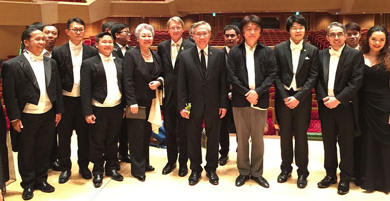 ดอน ปรมัตถ์วินัย รมว.กระทรวงการต่างประเทศ พร้อมด้วย ดร.ฮาราลด์ ลิงค์ ประธานมูลนิธิวงดุริยางค์ซิมโฟนีกรุงเทพ และประธาน บี.กริม และ นักดนตรีวง RBSO