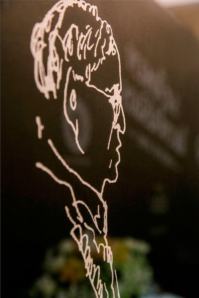 ภาพผลงาน “พระบาทสมเด็จพระเจ้าอยู่หัวภูมิพลอดุลยเดช” โดยศิลปินรับเชิญกิตติมศักดิ์ ชวน หลีกภัย อดีตนายกรัฐมนตรี