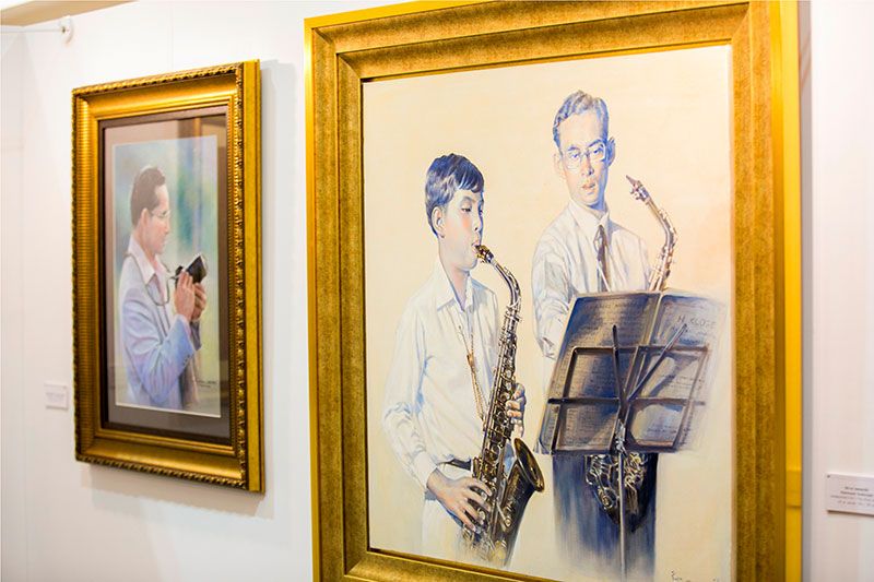 ภาพซ้าย ผลงาน “พระอัจฉริยภาพ” โดย ปิยะพงศ์ พัฒนศิริ และภาพขวา ผลงาน “บทเพลงแห่งพระราชา” โดย ชัชวาล รอดคลองตัน