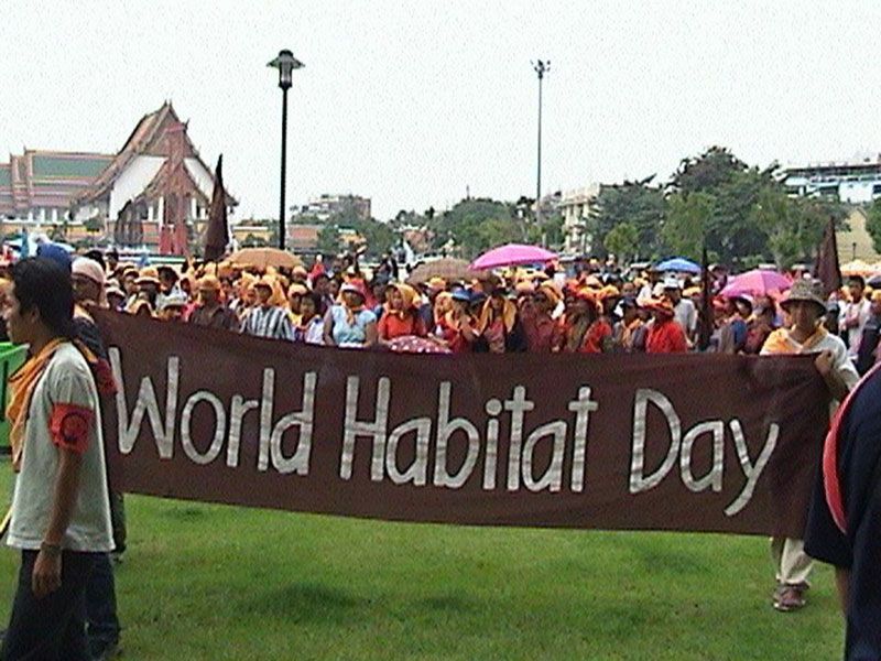 ในปี 2532 องค์การสหประชาชาติ (UN) กำหนดให้ “วันจันทร์แรกในเดือนตุลาคม” ของทุกปีเป็น “วันที่อยู่อาศัยโลก” (World Habitat Day) เพื่อให้ประชาคมโลกได้ตระหนักถึงความสำคัญของที่อยู่อาศัยกับคนยากจน ซึ่งเป็นวิกฤติทั่วทุกสังคมโลก สำหรับประเทศไทย “เครือข่ายสลัม 4 ภาค” เป็นเจ้าภาพหลักในการจัดกิจกรรมเดินรณรงค์ให้สังคมไทยและรัฐบาลไทยรับรู้ปัญหามาตลอดทุกปี ทั้งนี้ในปี 2560 เนื่องด้วยเดือนตุลาคมเป็นช่วงเวลาที่คนไทยน้อมถวายอาลัยแด่ในหลวง ร.9 ทางเครือข่ายฯ จึงได้เลื่อนการจัดกิจกรรมมาเป็นวันจันทร์ที่ 6 พ.ย. 2560