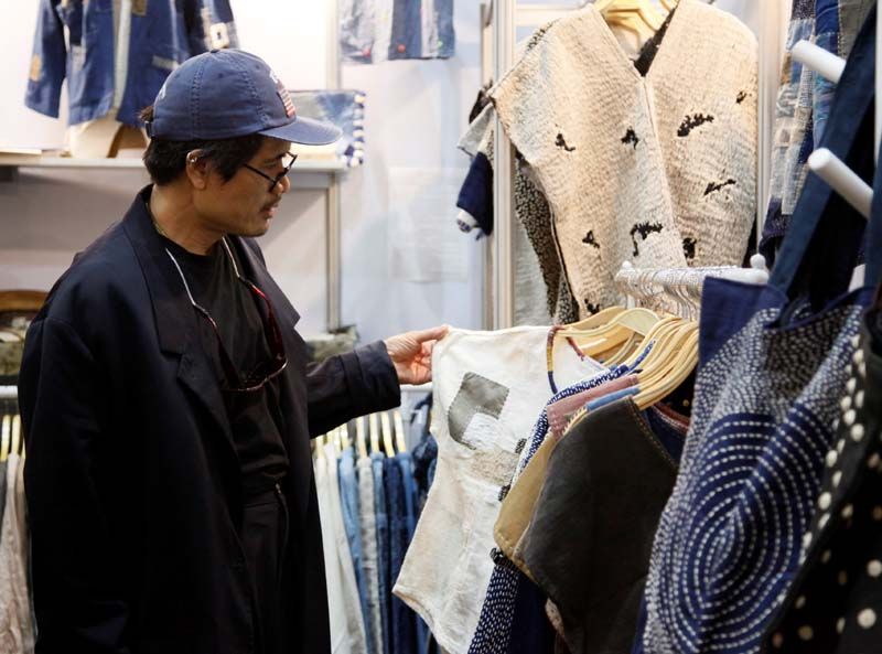 กงพัฒน์ ศักดาพิทักษ์ เลือกชมเสื้อผ้าในสไตล์ที่เป็นตัวเอง