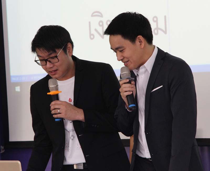 พี่ๆ วิทยากรตั้งใจนำเสนอข้อมูลความรู้กับน้องๆ นักเรียน