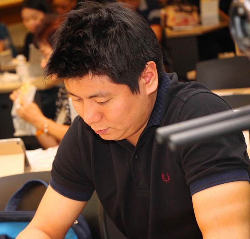 หนึ่งในผู้เข้าร่วมกำลังตั้งใจศึกษาการสร้างพอร์ตหุ้น