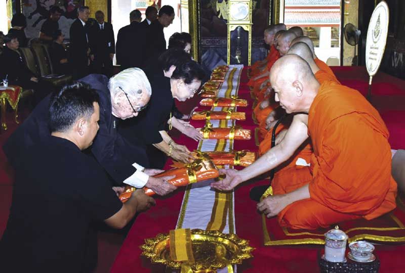 ศ.ดร.ประเสริฐ ณ นคร และแขกผู้มีเกียรติถวายผ้าไตรจีวร
