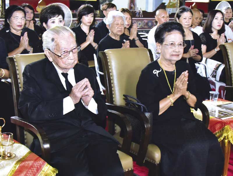 ศ.ดร.ประเสริฐ ณ นคร และ คุณหญิงจวบ จิรโรจน์ รอง ประธานคนที่ 1 และ 2 พร้อมแขกผู้มีเกียรติที่มาร่วมงาน

