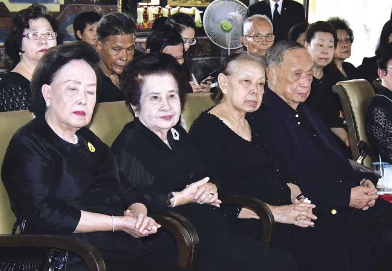 คุณหญิงแสงเดือน ณ นคร, คุณหญิงสมนึก เปรมวัฒนะ และกรรมการมูลนิธิฯ 

