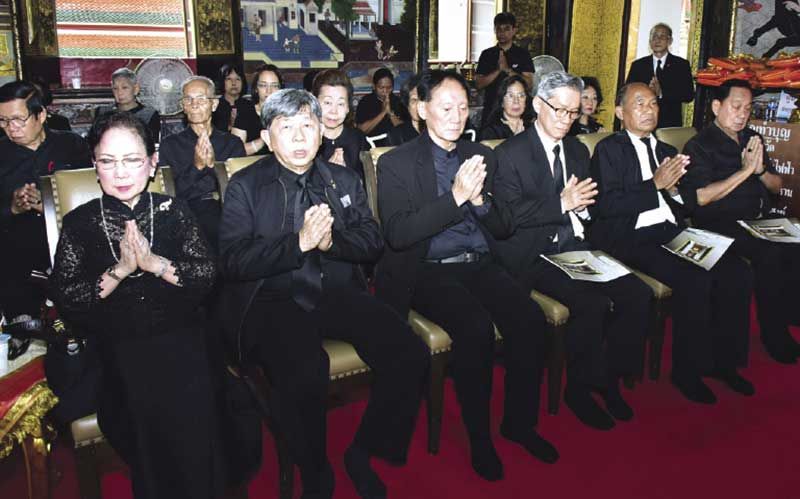 สินีนาฏ โสดสถิตย์,พีระพันธุ์ สุนทรศารทูล และกรรมการมูลนิธิฯ 

