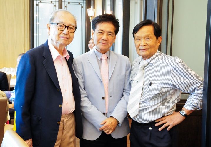 สามหนุ่ม วาริน พูนศิริวงศ์, ดร.วีระชัย เตชะวิจิตร์ และ ดร.ศรีภูมิ ศุขเนตร ประธานกงสุลฯ


