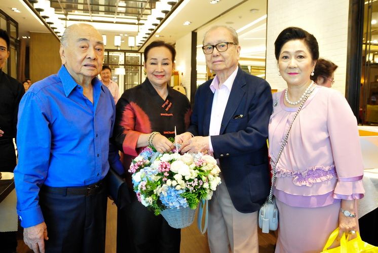 สินธุ-เตือนใจ พูนศิริวงศ์ มอบดอกไม้อวยพรพี่ชาย วาริน พูนศิริวงศ์