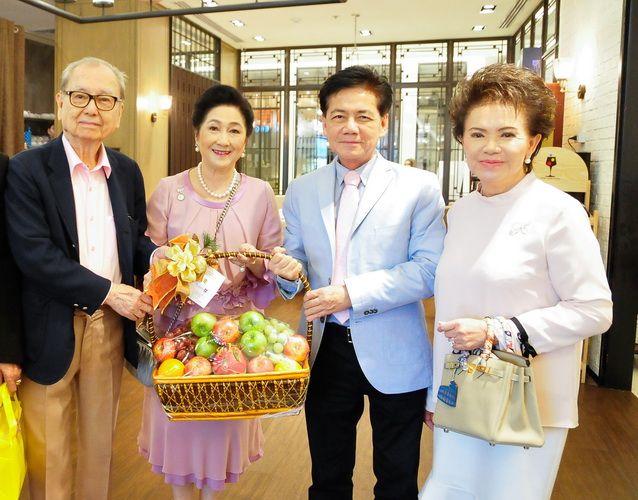 ประธานบริหารและผู้ก่อตั้งโรงเรียนนานาชาติเดอะรีเจ้นท์ ดร.วีระชัย-ทิพวรรณ เตชะวิจิตร์ มอบกระเช้าแสดงความยินดี

