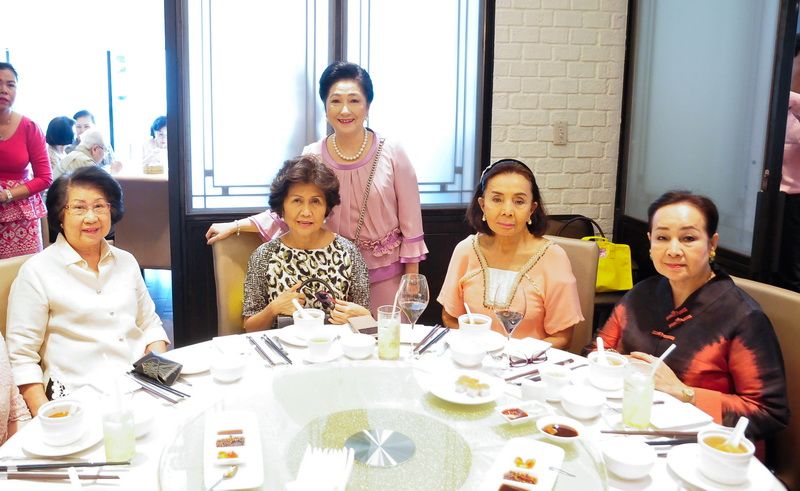 ไพเราะ ตู้จินดา, พัชรินทร์ พูนศิริวงศ์, ผาณิต พูนศิริวงศ์ กับน้องสาวเจ้าภาพ ประทุม รัตนาวะดี
