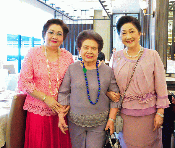 ม.ร.ว.วรรณาภรณ์ ศุขเนตร มี ผาณิต พูนศิริวงศ์ และ พัชรา มาดล แย่งกันต้อนรับ