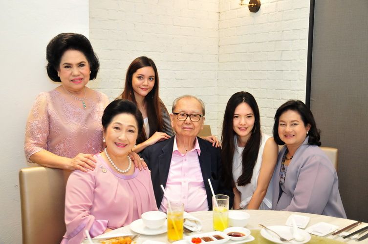 ถ่ายกับโต๊ะสาวสวยมี กมลา สิงหศิวานนท์, ม.ล.อาภาวดี เทวกุล และหลานๆ

