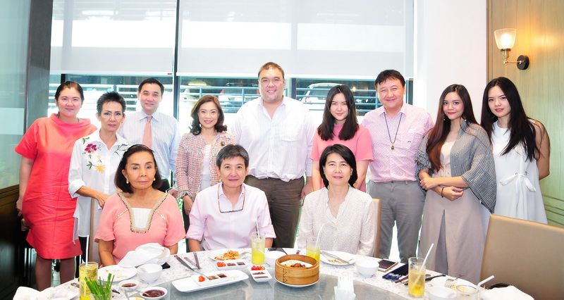 น้องสาวเจ้าภาพ ประทุม รัตนาวะดี กับลูกสาว วรินทร พูนศิริวงศ์ และเพื่อน พณิตา ตู้จินดา, ศศิพร ลิ่วเจริญ, นิรัสรา พูนศิริวงศ์, สารัชถ์ รัตนาวะดี, นิรัชรา ศิริอำพันธ์กุล, นรพล พูนศิริวงศ์, วีรนุช สุพรรณธะริดา กับคุณพ่อ วิรัตน์ สุพรรณธะริดา และ ทัศยา-พิชญา พูนศิริวงศ์ 