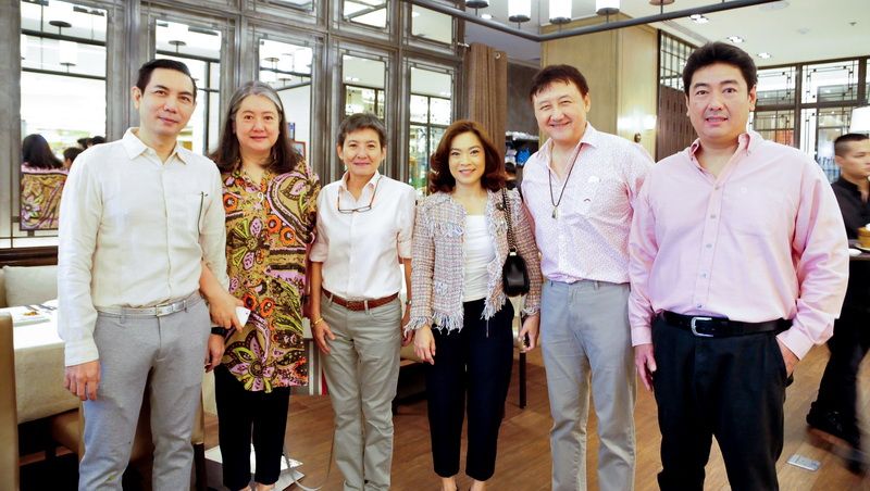 สฤษดิ์ รัตนาวะดี, ศศิพร ลิ่วเจริญ, วรินทร พูนศิริวงศ์, นิรัชรา ศิริอำพันธ์กุล ภรรยาปธ.ปปง., วิรัตน์ สุพรรณธะริดา และ ผรณเดช พูนศิริวงศ์ 

