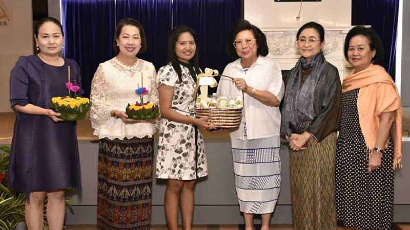 มอบของที่ระลึกจากศาลาสมุนไพร