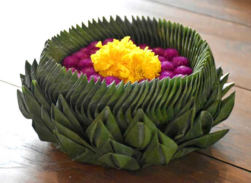 กระทงพับแบบกลีบกุหลาบชั้นใน ส่วนชั้นนอกเป็นกลีบบัวซ้อน