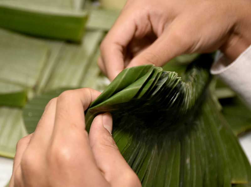 พับเป็นกลีบกุหลาบ โดยเย็บซ้อนกัน