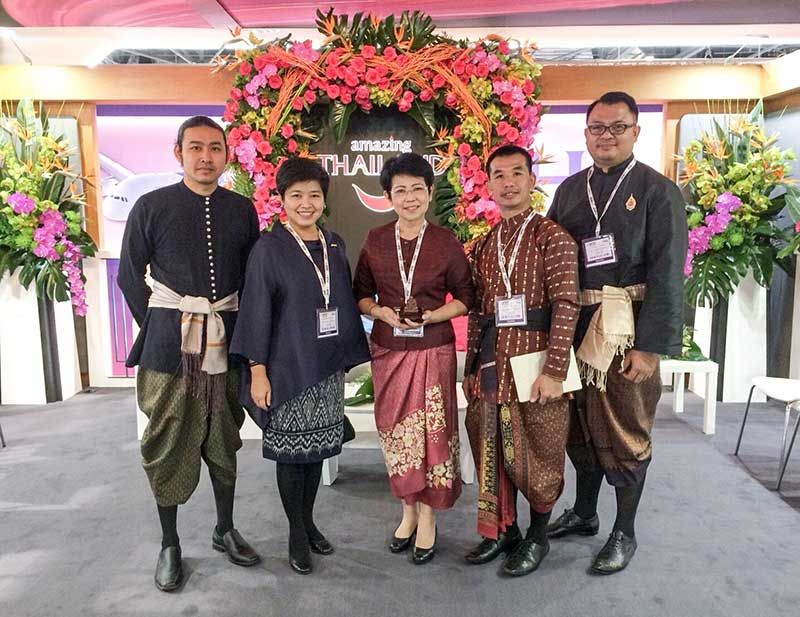 ทายาทช่างศิลปหัตถกรรม และสมาชิกSACICT ที่เข้าร่วมงาน
