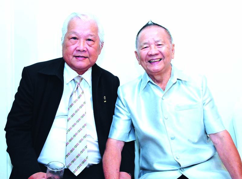 ดร.สันติภาพ เตชะวณิช กับ ยอดยิ่ง โสภณ อุปนายกสมาคมธรรมศาสตร์ฯ 