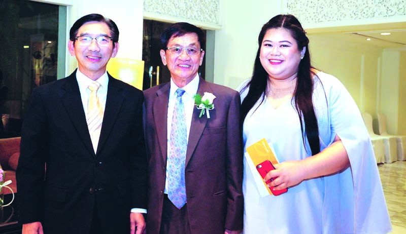 คุณพ่อเจ้าสาว คณิต พีชวณิชย์ กับ ศ.ดร.สมคิด เลิศไพฑูรย์ และ แววดาว กฤติญา เรืองเวช