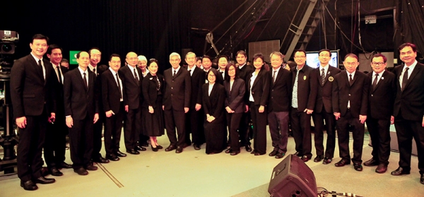 รศ.นพ.นิเวศน์ นันทจิต สนช. และอดีตอธิการบดี มช. พร้อมด้วย ศ.เกียรติคุณ นพ.อาวุธ ศรีศุกรี อุปนายกสภามหาวิทยาลัย รักษาการแทนอธิการบดี มช., ศ.นพ.บรรณกิจโลจนาภิวัฒน์ คณบดีคณะแพทยศาสตร์ มช.,รศ.ธีรภัทร วรรณนฤมล คณบดีคณะการสื่อสารมวลชน, ศ.นพ.คม สุคนธสรรพ์ รองคณบดีคณะแพทยศาสตร์ มช., นพ.วัฒนา ขัตติพัฒนาพงษ์, ผศ.พญ.ศิวาพร จันทร์กระจ่าง, และ ผาณิต พูนศิริวงศ์ ถ่ายภาพร่วมกันเป็นที่ระลึกก่อนเข้ารายการถ่ายทอดสด