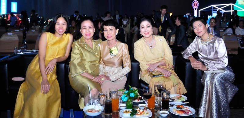 จิตสุภา วัชรพล, ดร.ประภา เหตระกูล, ปนัดดา เจณณวาสิน, ผาณิต พูนศิริวงศ์ และวรรณศิริ 
ศรีวราธนบูลย์