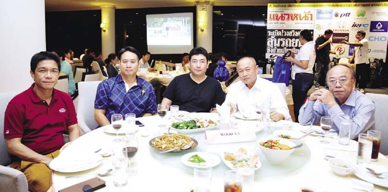 ผรณเดช พูนศิริวงศ์ กก.ผจก.นสพ.แนวหน้า สังสรรค์กับ อำนวยชัย ทองเพ่งพิศ,ธรรมธร วงศ์เล็ก, บัญญัติ คำนูญวัฒน์
