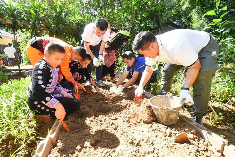 อาสาสมัครและเด็กๆ ร่วมกันลงแปลงปลูกผัก
