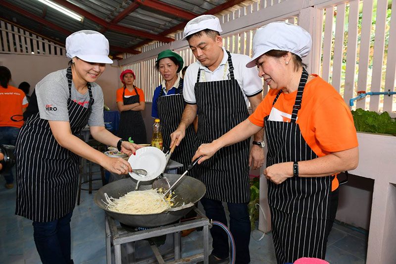 อาสาสมัครทำอาหารกลางวันให้เด็ก