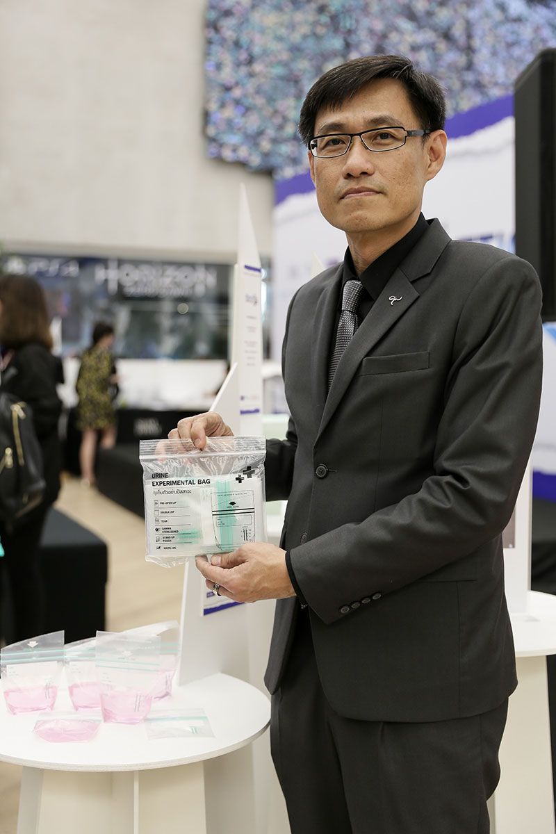 ธรรศพงศ์ ฐิติหิรัญเมธี กับผลงานถุงเก็บตัวอย่างปัสสาวะ