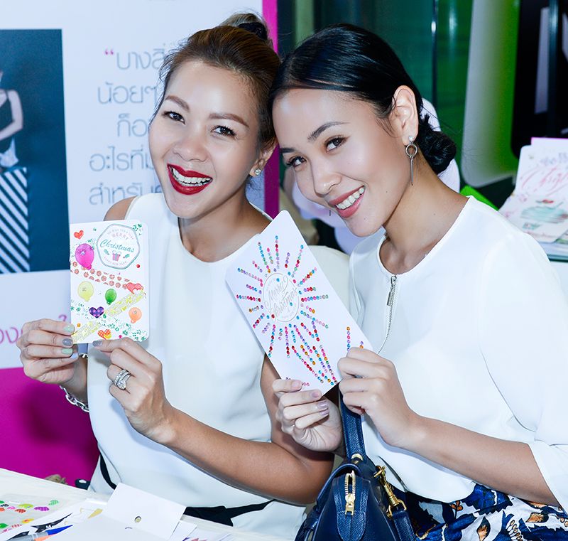 สองสาว ดวงกมล เวปุลละ และ งามแข อมาตยกุล ร่วมประดิษฐ์การ์ดฟรีจากกระดาษรองถุงน่อง