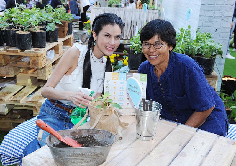 ปิ่น-เก็จมณี วรรธนะสิน ร่วมกิจกรรมปลูกสุขริมรั้ว